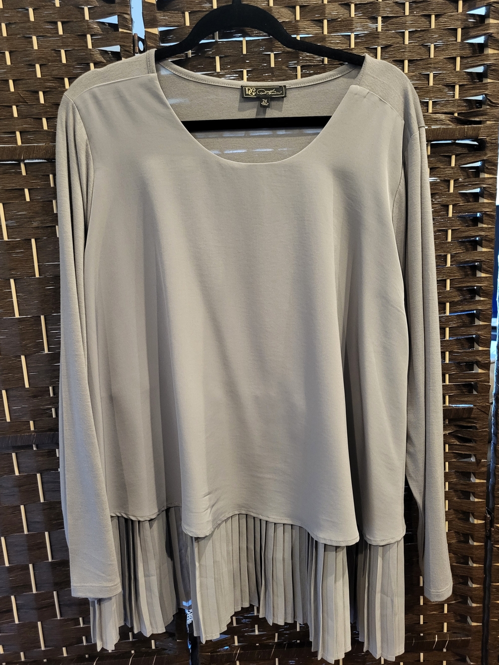 DG2 by Diane Gilman Light Gray Pleated-Hem Long Sleeve Tunic